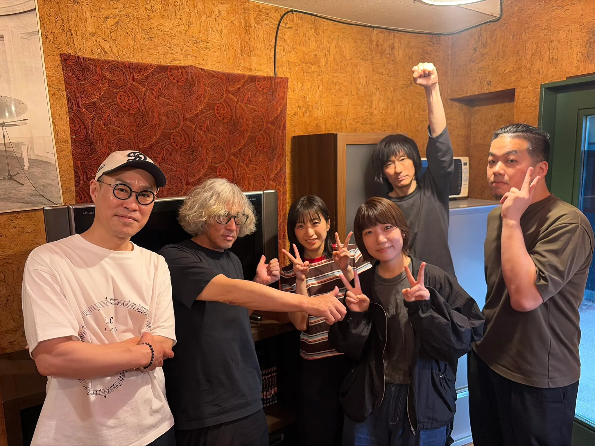 〈星〉一曲錄音由日本知名樂團 GRAPEVINE 的製作人高野勳（左2）製作，找來 The Birthday 吉他手藤井謙二（右2）及前紅色公園、THE 2 鼓手、SHISHAMON 支援鼓手歌川菜穗（左3）合作。（格式塔少女／供）